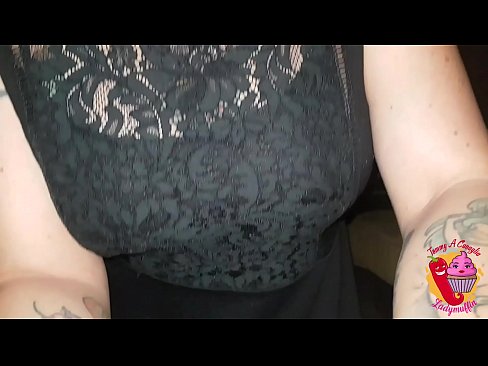 ❤️ Mae llyschwaer Slutty yn rhoi blowjob iddo a Sbaeneg Fideo porn wrthon ni