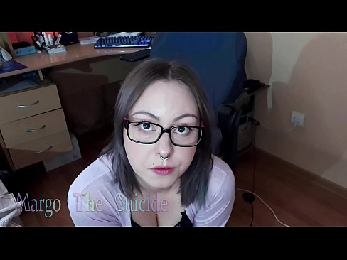 ❤️ Merch Sexy gyda Sbectol Yn Sugno Dildo'n Ddwfn ar y Camera Fideo porn wrthon ni