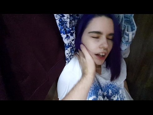 ❤️ Wedi dod o hyd i fy sis yn y closet a helpu ei cum Fideo porn wrthon ni